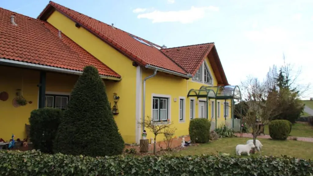 Traumhafte Alleinlage mit Weinberg auf ca. 70.000 m² Grundstück - Bild 2